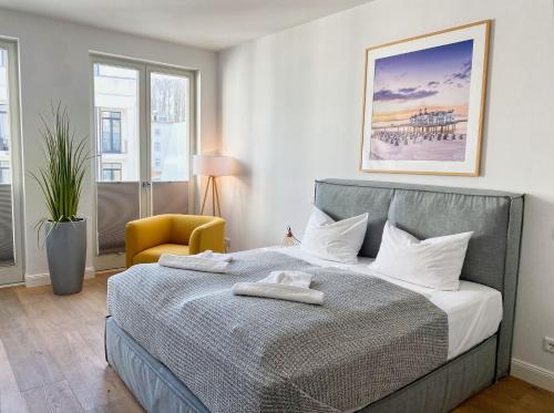 Una cama o camas en una habitación de Pool und Sauna mit Meerblick, direkt an der Seebrücke - FIRST Sellin FeWo 3 8