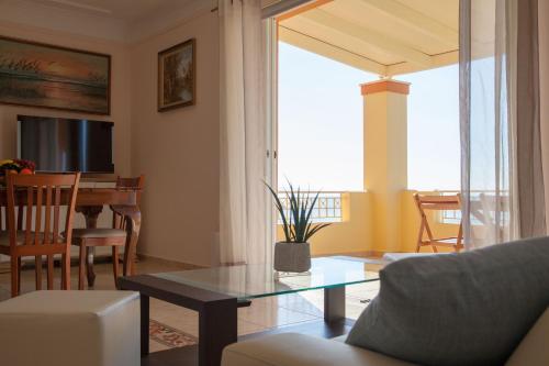 sala de estar con mesa y comedor en Grand View Retreat at "Avythos" Βeach, en Kaligata
