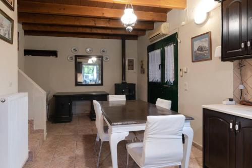 Imagen de la galería de Zoe's Yard family Summer House at Mon Repos, en Anemómylos