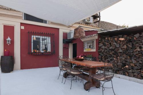 Imagen de la galería de Zoe's Yard family Summer House at Mon Repos, en Anemómylos