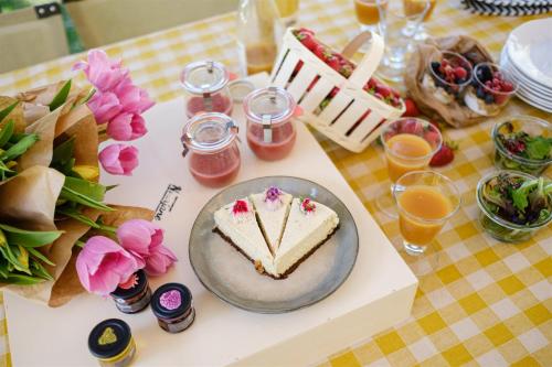 un trozo de pastel sentado en una mesa con un plato en Le Répertoire - Maison Andréa, en Pernes-les-Fontaines