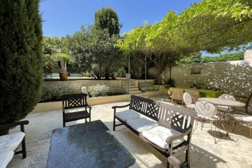 Photo de la galerie de l'établissement Charming village house with swimming pool and beautiful shaded terrace, à Lambesc