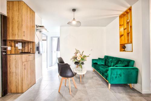 un salon avec un canapé vert et une table dans l'établissement La Casa Will - Appartement familial pour 8, à Hérouville-Saint-Clair
