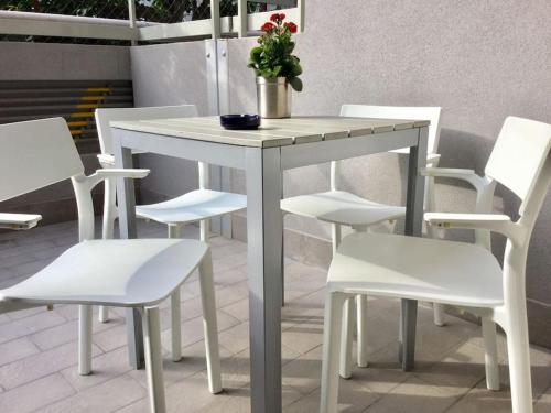 チェファルにあるFondachelliのパティオ(白いテーブル、白い椅子付)