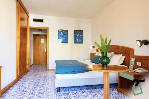 una camera con letto e tavolo di HOTIDAY Hotel Sorrento a Sorrento
