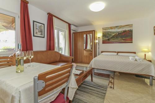 een hotelkamer met een bed en een bank bij Eva in Poreč * Istrien in Poreč