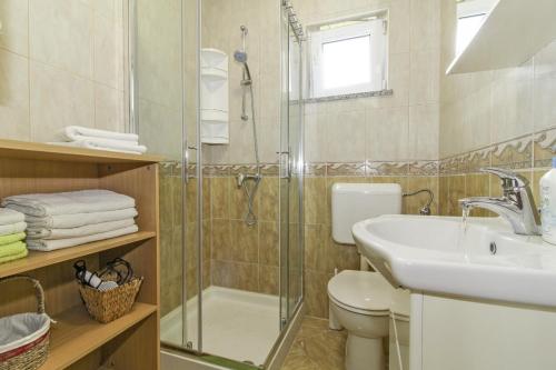 een badkamer met een wastafel, een toilet en een douche bij Eva in Poreč * Istrien in Poreč
