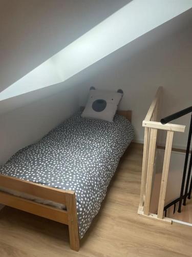 a small bed in a corner of a room at Appartement chaleureux au pied des pistes in Orbey