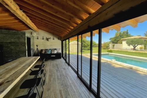 um pátio com um deque de madeira e uma piscina em Beautiful contemporary villa swimming pool and large garden em Berre-lʼÉtang