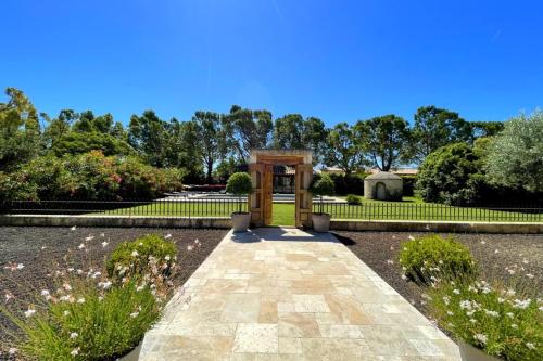 un jardin avec un monument au milieu d'un parc dans l'établissement Beautiful contemporary villa swimming pool and large garden, à Berre-lʼÉtang