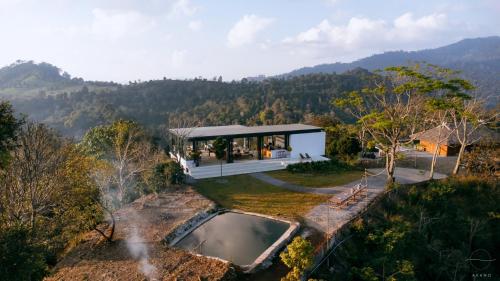 una vista aérea de una casa con piscina en AKANO Doichang, en Ban Huai Khai