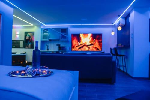 een blauwe kamer met een tafel en een open haard bij Sierra loft vip in Prado del Rey