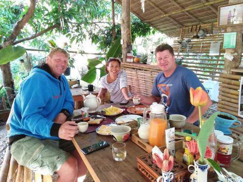Επισκέπτες που μένουν στο Ban Suan Nai Fun Homestay