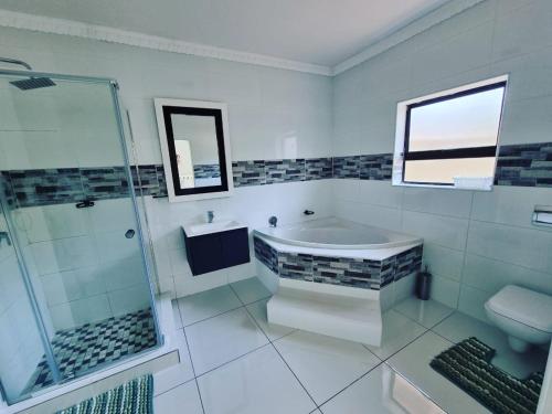 ein Bad mit einer Badewanne, einer Dusche und einem Waschbecken in der Unterkunft LeadingFarm in Margate
