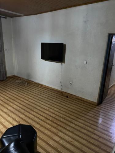Habitación con TV de pantalla plana en la pared en Golden motel en Gisenyi