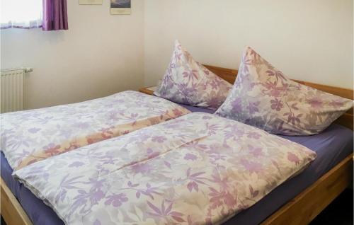 ein Bett mit zwei Kissen darüber in der Unterkunft Nice Apartment In Leutasch With 1 Bedrooms And Wifi in Buchen