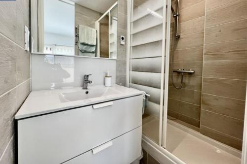 une salle de bain avec un lavabo et une douche dans l'établissement Studio Cresp Palm Beach, à Cannes
