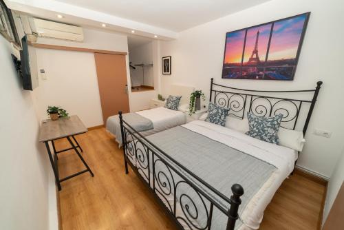 um quarto com duas camas e uma imagem da torre Eiffel em Barcelona Apartment Near Park Güell em Barcelona