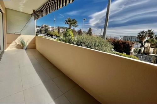 un balcon avec vue sur une ville dans l'établissement Studio Cresp Palm Beach, à Cannes
