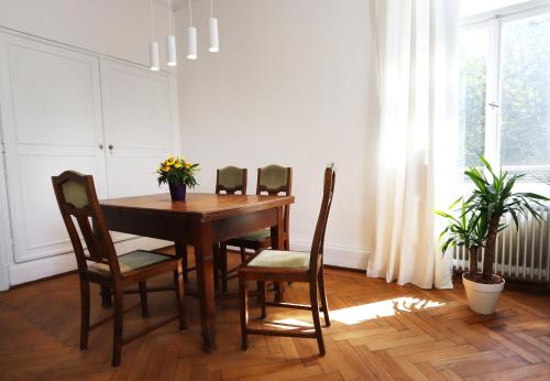 a dining room with a table and four chairs at Magnetfels in Lenzkirch
