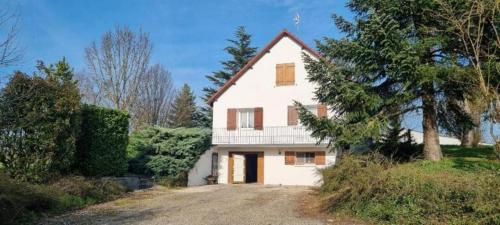 une maison blanche avec une allée devant dans l'établissement Location chambre dans villa, à Villers-Robert