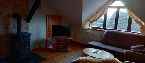 - un salon avec un canapé et une cuisinière dans l'établissement Haus-Irmgard, à Neu Schloen