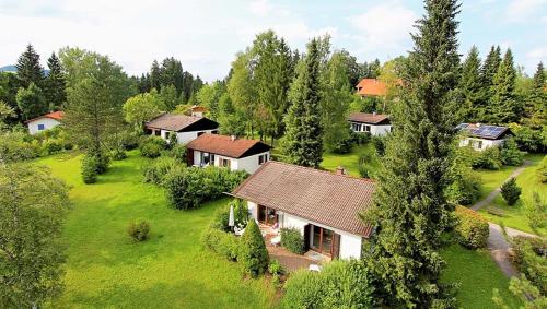 una vista aerea di una casa in una foresta di Ferienhäuser im Feriendorf Weissensee im Allgäu F1 a Hafenegg