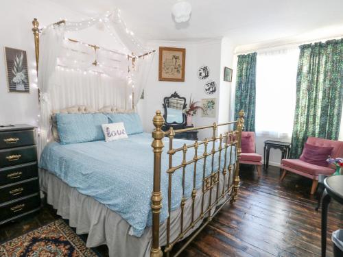 um quarto com uma cama de dossel e uma cómoda em Victorian Town House em Weymouth