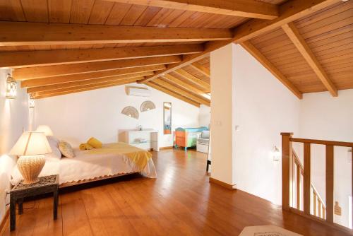 a bedroom with a bed and a wooden ceiling at Casa Tomilho Limão in Alvor