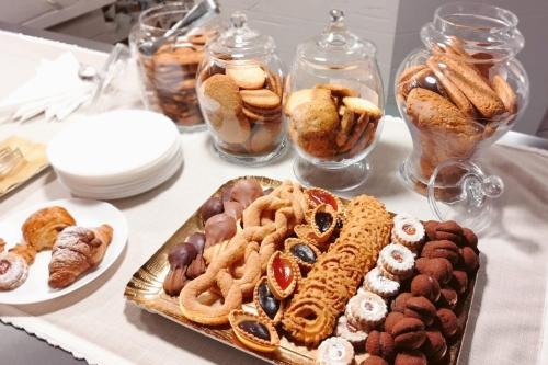 a table with a tray of different types of pastries at Casaalbergo La Rocca in Noale