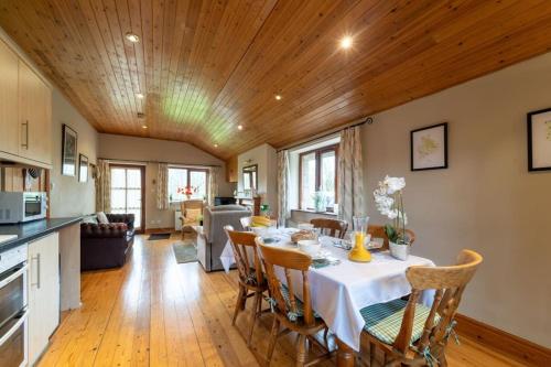 eine Küche und ein Esszimmer mit einem Tisch und Stühlen in der Unterkunft The Lodge at Horton Hall Retreat in Skipton