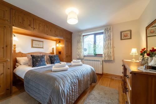 ein Schlafzimmer mit einem Bett mit zwei Handtüchern darauf in der Unterkunft The Lodge at Horton Hall Retreat in Skipton