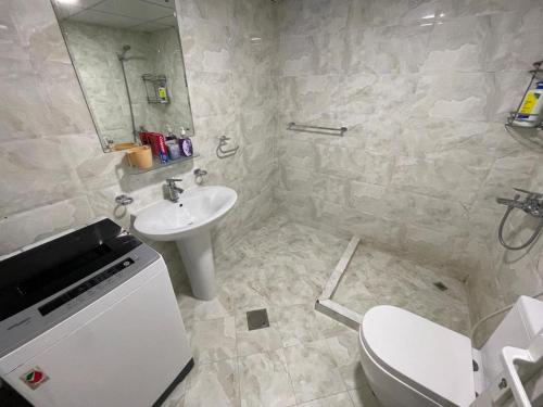 Private Cozy Furnished Studio no 14 Khalidiya Park Villa Abu Dhabi UAE في أبوظبي: حمام أبيض مع حوض ومرحاض