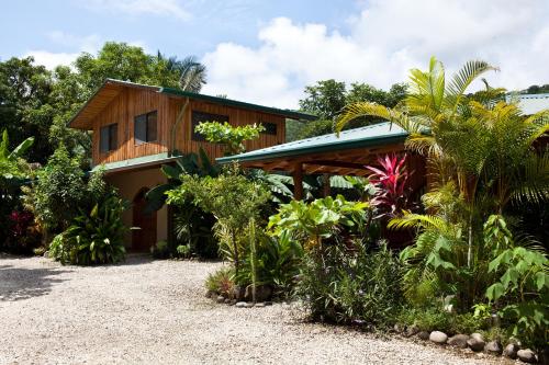 Villas Solar في شاطئ سانتا تيريزا: منزل أمامه مجموعة من النباتات