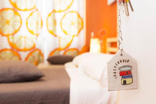 a tag hanging on a wall next to a bed at Guest House Parco del Mulino in Livorno