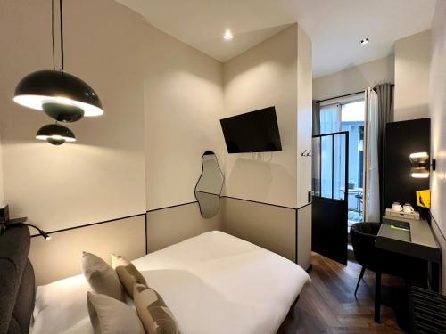 Кровать или кровати в номере Hôtel des Beaux Arts