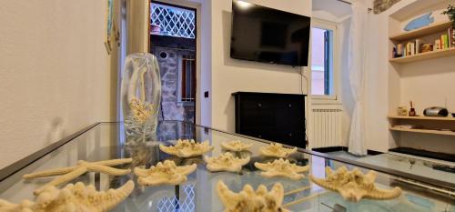 a glass table with starfish on top of it at La stella di Manarola- Bluchalet in Manarola