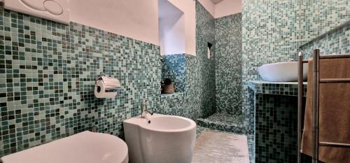 a bathroom with a toilet and a sink and a tub at La stella di Manarola- Bluchalet in Manarola