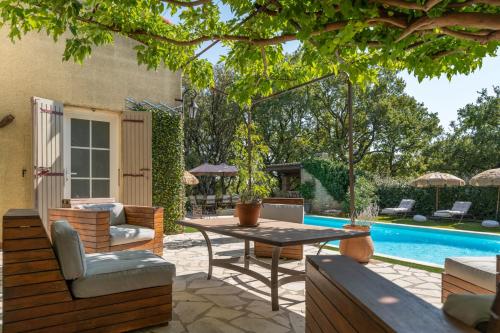 Πισίνα στο ή κοντά στο Provencal bastide with heated pool near Alpilles and Luberon