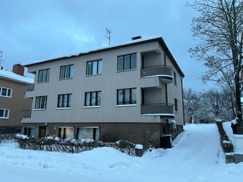 een gebouw met sneeuw ervoor bij Matkatoimisto lähellä keskustaa in Porvoo