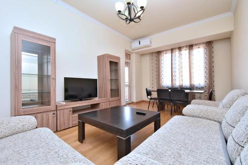 Sala de estar con 2 sofás y mesa en Rent Inn Yerevan on Buzand Street, en Ereván