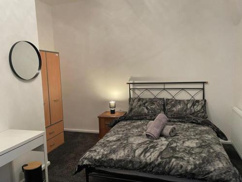 ミドルズブラにあるMayfun House by Teeside Uniのベッドルーム1室(ベッド1台、壁掛け鏡付)