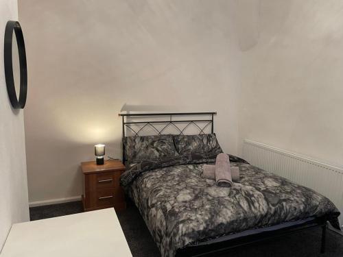 ミドルズブラにあるMayfun House by Teeside Uniのベッドルーム(枕付きのベッド、ナイトスタンド付)