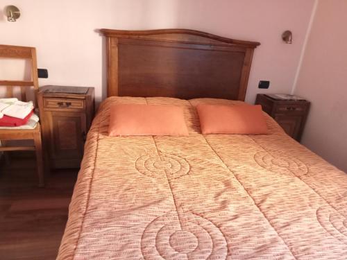 een slaapkamer met een groot bed met oranje kussens bij Casa Pascal in La Salle