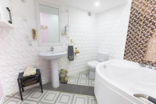 Salle de bains dans l'établissement 3 Bdrms (3х ком) NEW 86 m2 CITY CENTER Ташкент