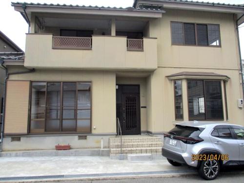 un coche aparcado frente a una casa en Private inn “Come! Akae House” - Vacation STAY 61227v, en Toyama