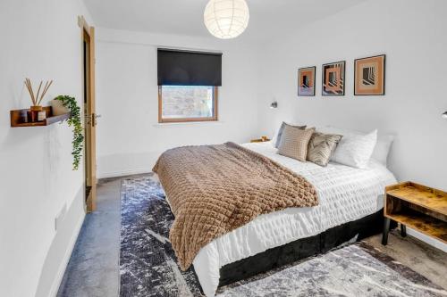 a white bedroom with a bed and a window at Sleek City Living with Bicocca Stays in Aberdeen