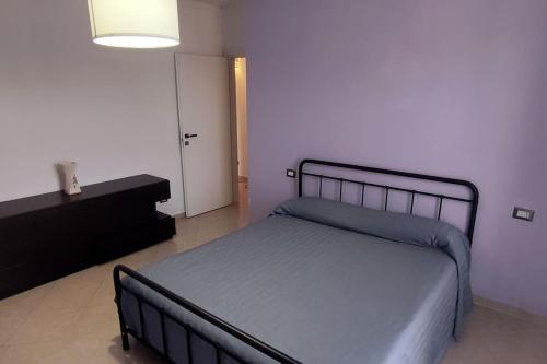 a bedroom with a bed in a room with a light at Appartamento a Melegnano-Vizzolo in Dresano
