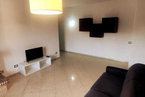 DresanoにあるAppartamento a Melegnano-Vizzoloのソファと薄型テレビのあるリビングルーム