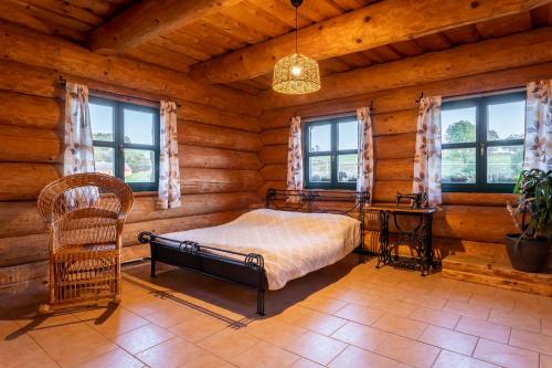 a bedroom with a bed in a log cabin at Srub Pohodář v Novohradských horách in Benešov nad Černou